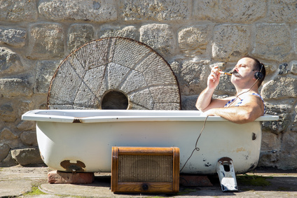 Mann in Badewanne hört Musik