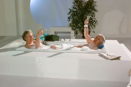 Oma und Opa in der Badewanne zu zweit