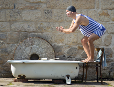 Badewanne im Freien mit Mann