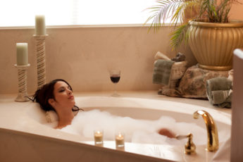 Frau beim relaxen in der Badewanne