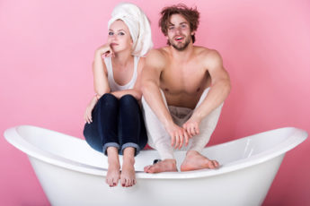 Mann und Frau auf der Badewanne