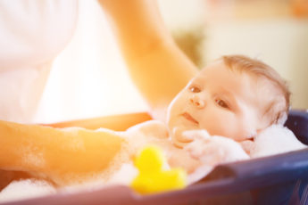 Baby in Babybadewanne