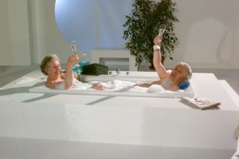 Oma und Opa in der Badewanne zu zweit