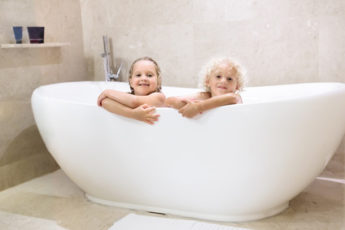 Kinder in der Badewanne