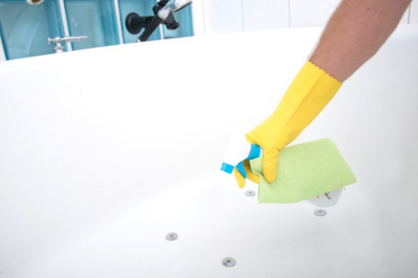 Badewanne putzen – wie es richtig geht