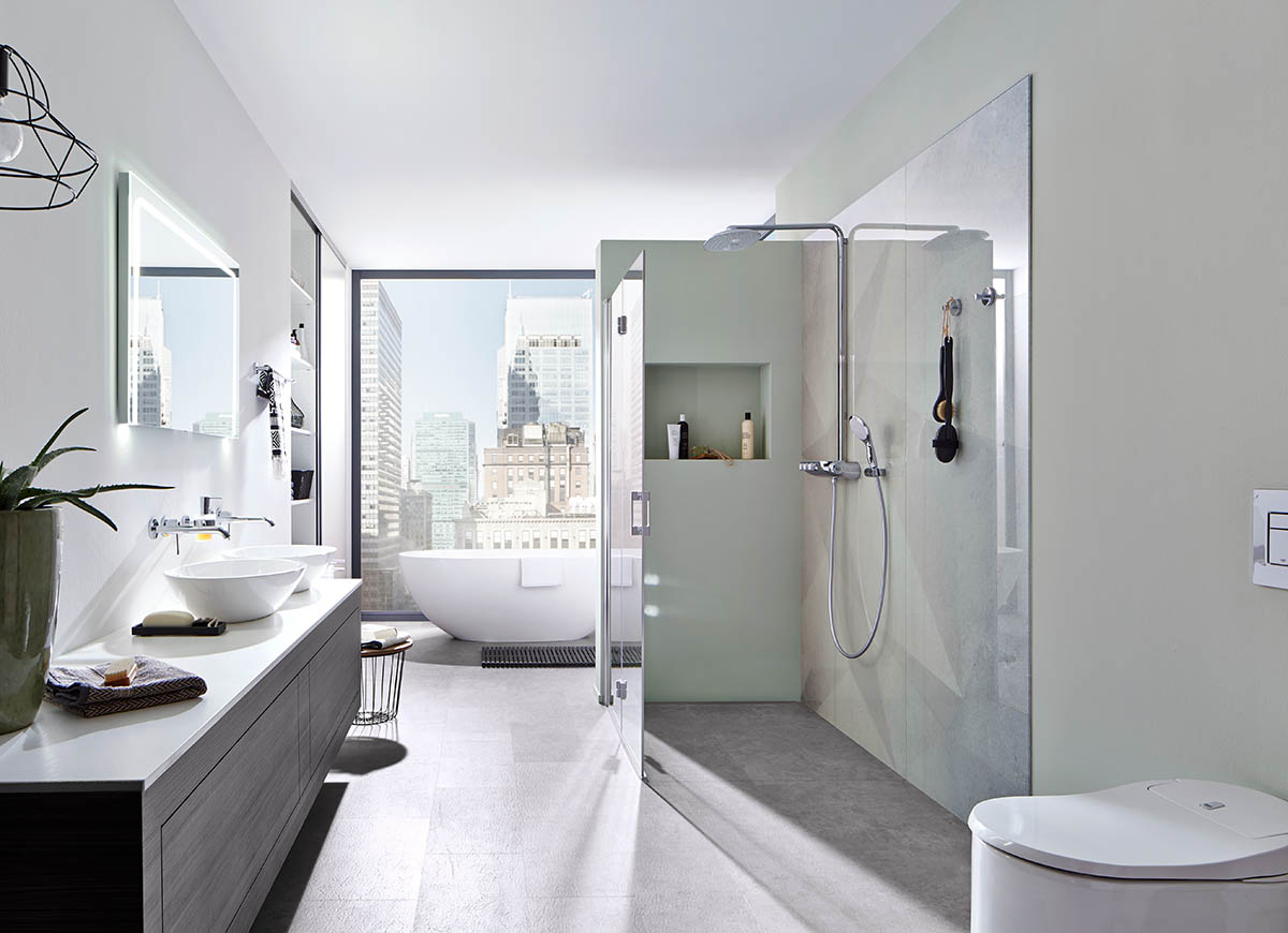 Badezimmer mit freistehender Badewanne als Blickfang