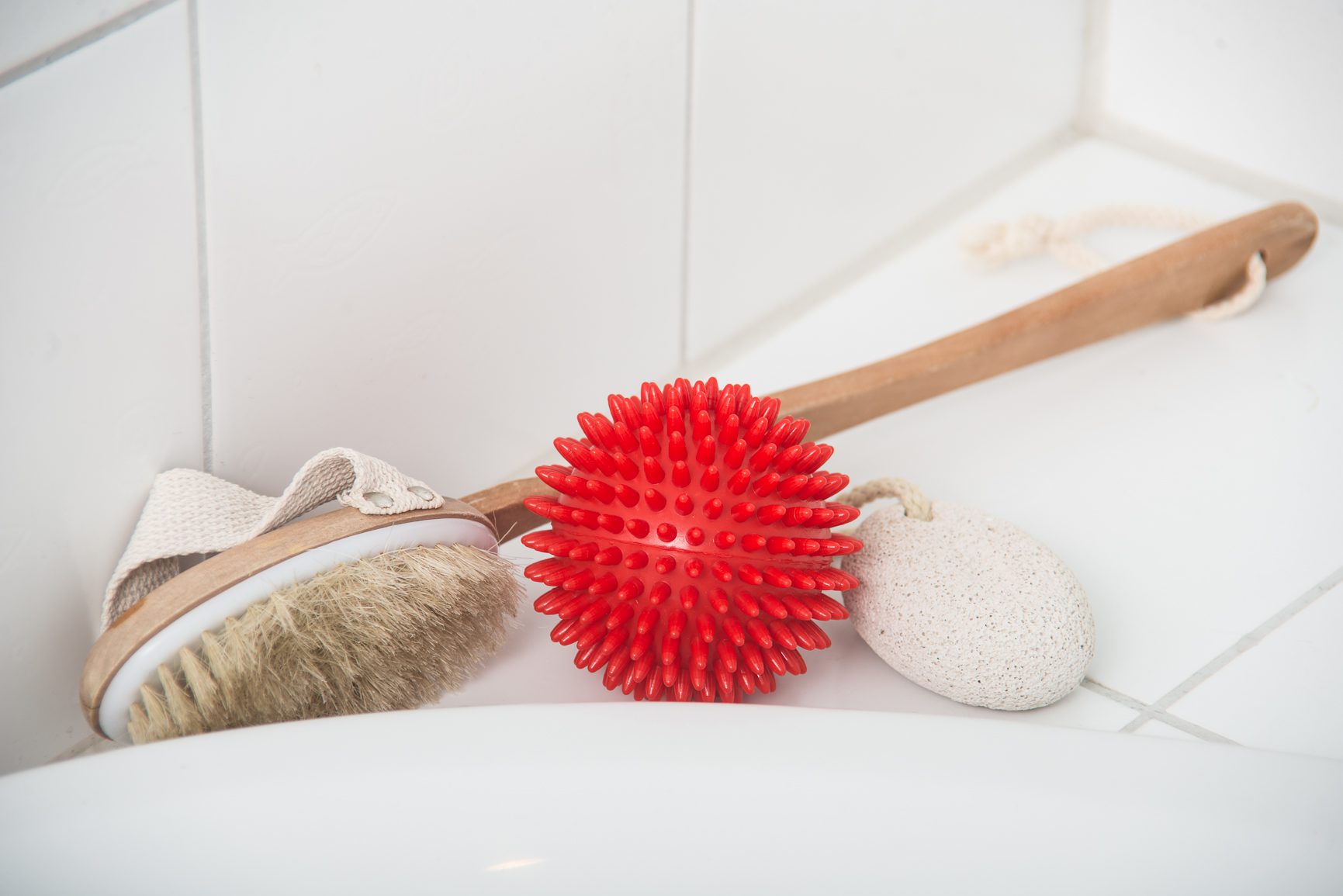 roter Massageball mit Noppen