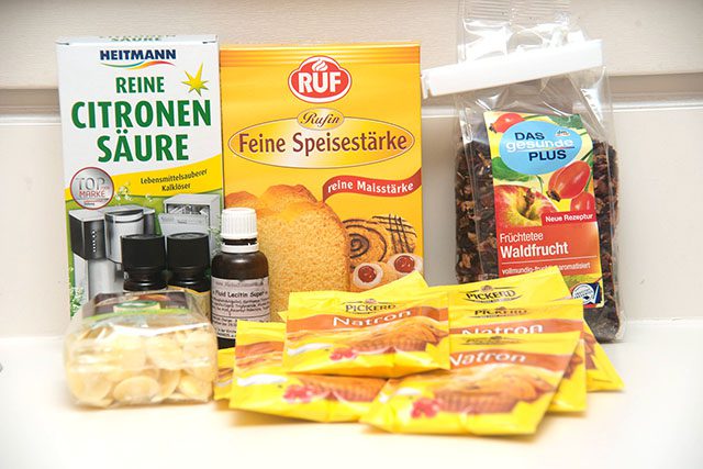 Zutaten zum Badekugeln selber machen auf dem Tisch