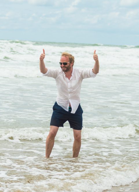 Stephan Zabel, Autor des Badewannen-Blogs, am Meer
