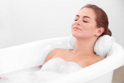 Frau genießt Badewanne