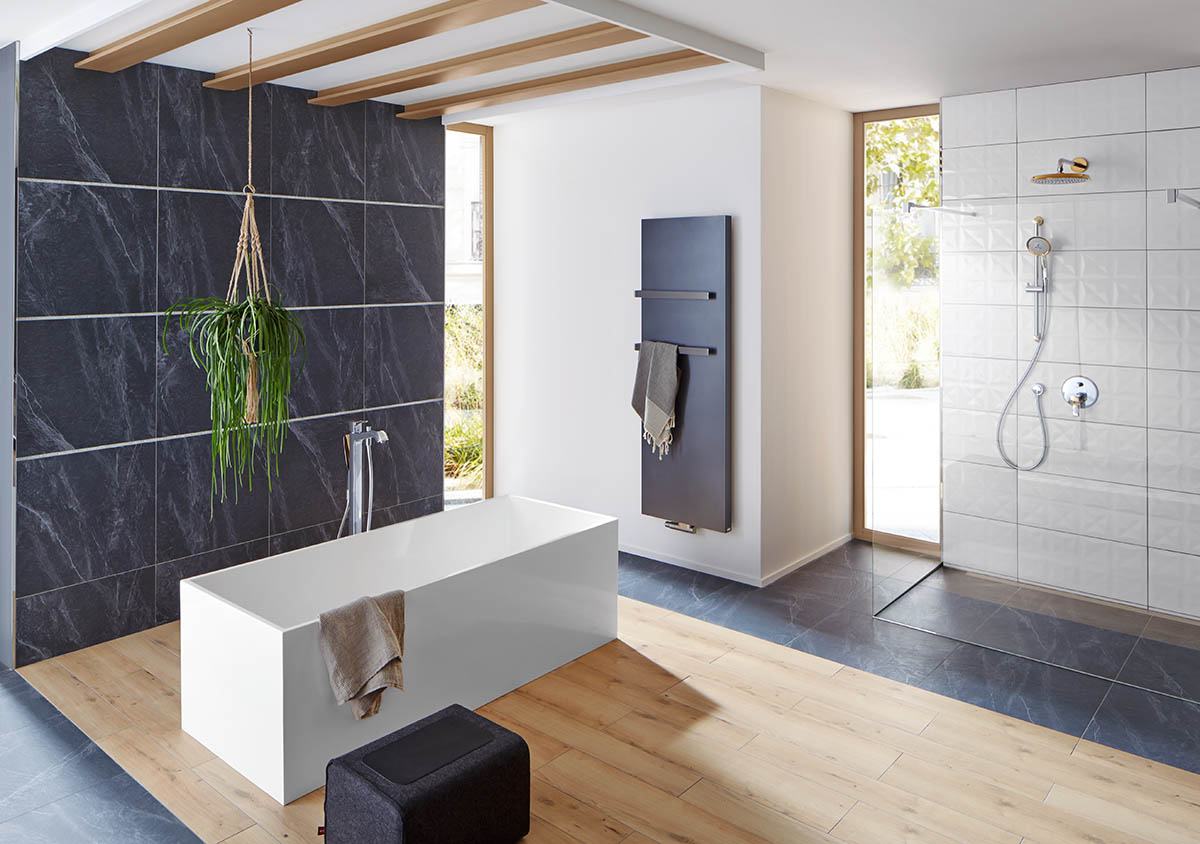Freistehende Badewanne aus Mineralguss im Badezimmer