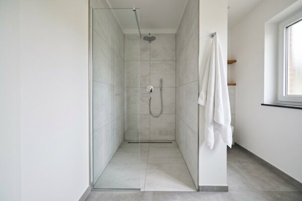 Badewanne raus, Dusche rein: Kosten, Ablauf & bodengleiche Dusche nachrüsten
