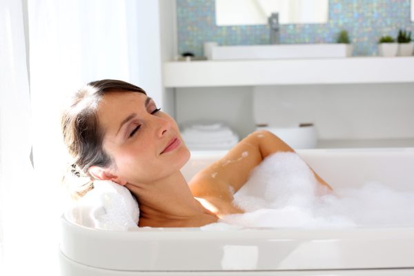 Entspannen in der Badewanne: Die besten Tipps für Wellness daheim