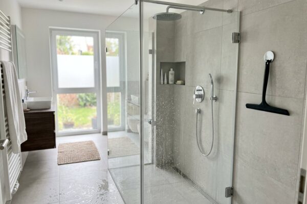 Dusche reinigen: Glaswand, Kalk & Duschrinne richtig sauber machen