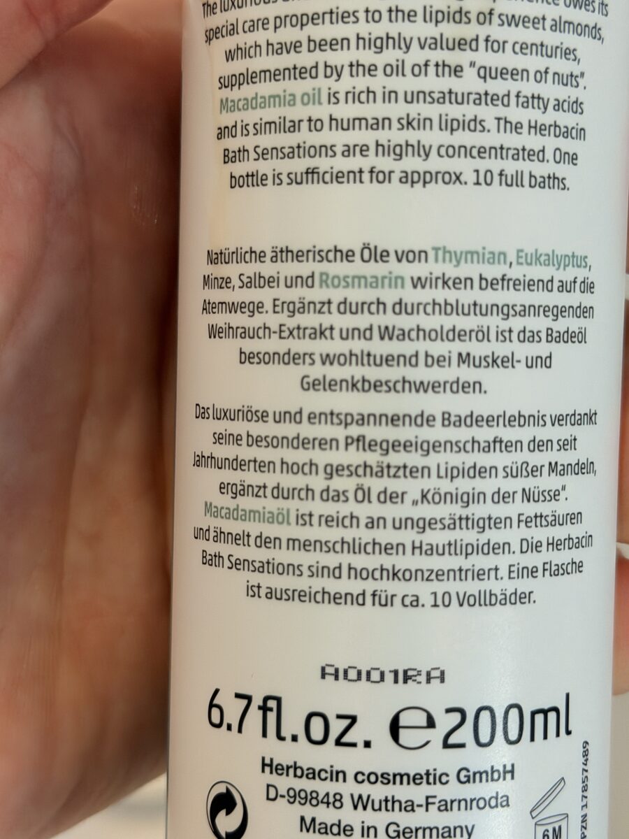 Etikett des Herbacin Badeöls Cold Days mit Inhaltsstoffen wie Thymian, Eukalyptus, Minze, Salbei, Rosmarin und Macadamiaöl